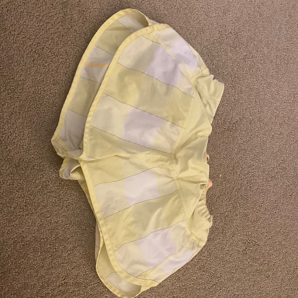 Lulu shorts size 6 (2.5) inch they don’t sell these anymore.